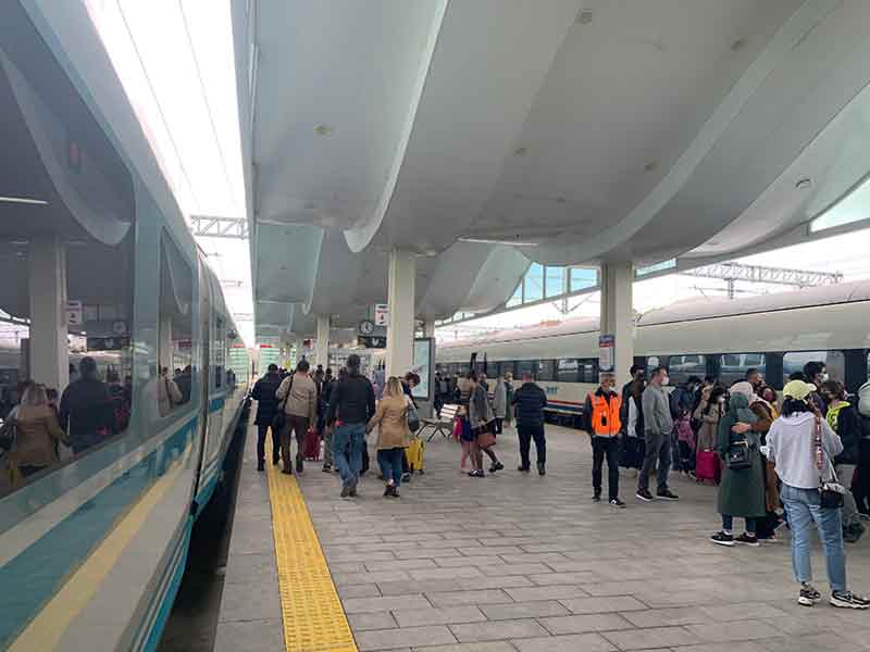 Ramazan Bayramı'nın son günü olması sebebiyle tatilden dönen vatandaşlar, Eskişehir Yüksek Hızlı Tren Garı’nda (YHT) yoğunluk oluşturdu.