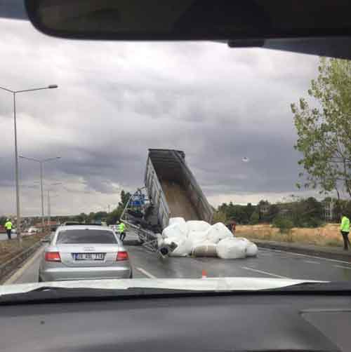 Eskişehir çevre yolu Alpu kavşağı girişinde meydana gelen kaza "bu kaçıncı" dedirtti.