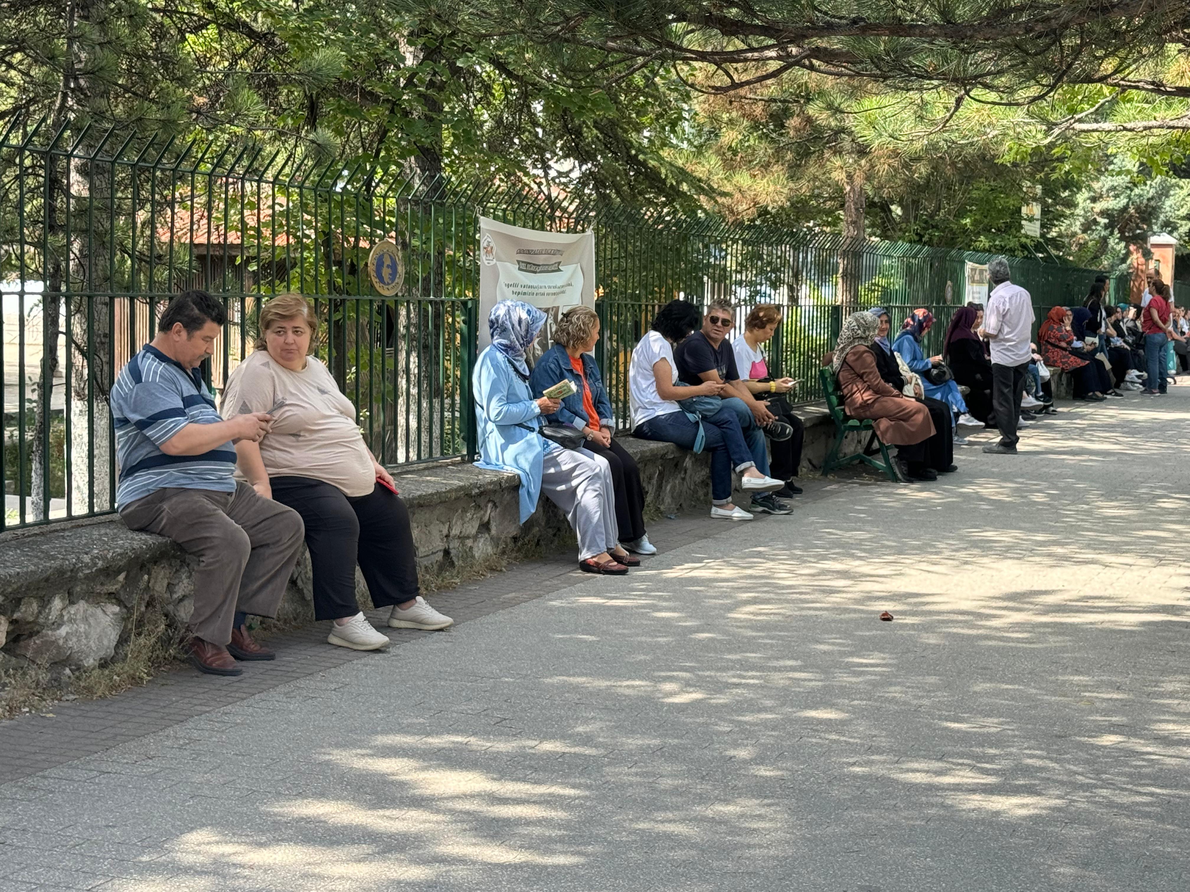 Yükseköğretim Kurumları Sınavı'nın (YKS) birinci oturumu TYT bugün saat 10.15’te başladı.
Eskişehir’de YKS’nin ilk oturumu TYT'ye 87 binada 31 bin 461 aday girdi.
TYT'ye ülke genelinde ise 3 milyon 36 bin 945 aday katılacak.
Yarın Eskişehir’de AYT’ye ise 61 binada 21 bin 192 aday, YDT'ye ise 8 binada 3 bin 271 aday katılacak.
AYT'ye ülke genelinde 1 milyon 983 bin 766 aday, aynı gün saat 15.45'te gerçekleşecek üçüncü ve son oturum YDT'ye ise 228 bin 814 aday katılacak.
İl ve ilçe nüfus müdürlükleri bugün 07.00 ile 17.00 saatleri arasında, yarın da 07.00 ile 15.30 saatleri arasında açık tutulacak.
Sınavın sonuçları 17 Temmuz’da açıklanacak.