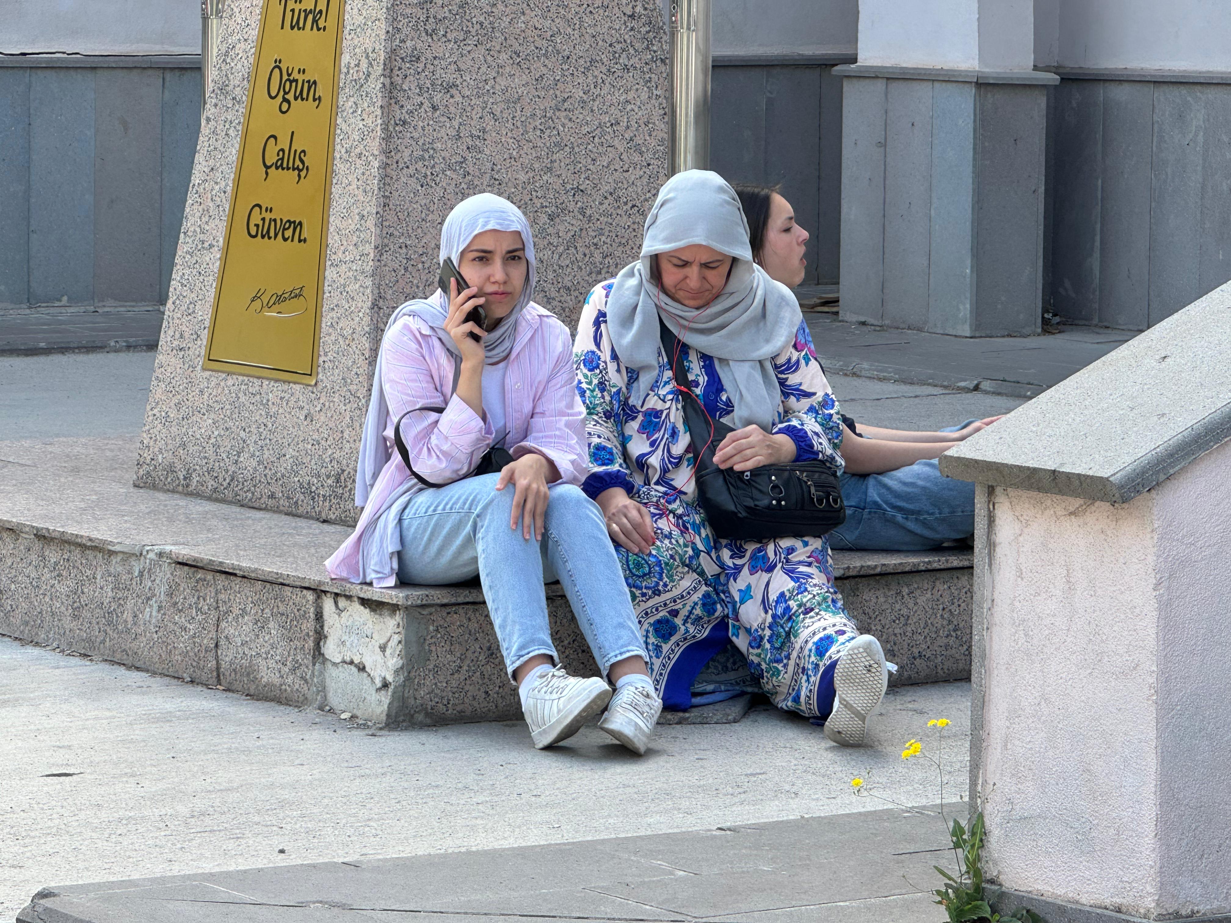 Yükseköğretim Kurumları Sınavı'nın (YKS) birinci oturumu TYT bugün saat 10.15’te başladı.
Eskişehir’de YKS’nin ilk oturumu TYT'ye 87 binada 31 bin 461 aday girdi.
TYT'ye ülke genelinde ise 3 milyon 36 bin 945 aday katılacak.
Yarın Eskişehir’de AYT’ye ise 61 binada 21 bin 192 aday, YDT'ye ise 8 binada 3 bin 271 aday katılacak.
AYT'ye ülke genelinde 1 milyon 983 bin 766 aday, aynı gün saat 15.45'te gerçekleşecek üçüncü ve son oturum YDT'ye ise 228 bin 814 aday katılacak.
İl ve ilçe nüfus müdürlükleri bugün 07.00 ile 17.00 saatleri arasında, yarın da 07.00 ile 15.30 saatleri arasında açık tutulacak.
Sınavın sonuçları 17 Temmuz’da açıklanacak.