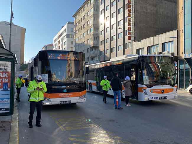 Tedbirler, Eskişehir'in bir çok noktasında devam ederken, sürücü ve yolcuların kurallara uyarak yolculuk yaptığı da gözlerden kaçmadı.