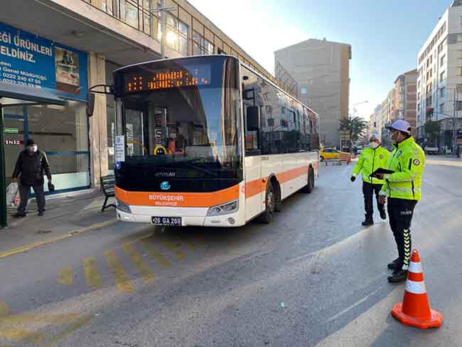 Eskişehir Trafik Denetleme Şube Müdürlüğü ekipleri toplu taşıma araçları ve taksilerde Korona virüs (Covid-19) tedbirleri kapsamında denetim gerçekleştirdi