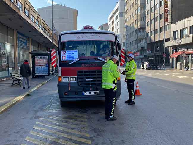 Eskişehir Trafik Denetleme Şube Müdürlüğü ekipleri toplu taşıma araçları ve taksilerde Korona virüs (Covid-19) tedbirleri kapsamında denetim gerçekleştirdi