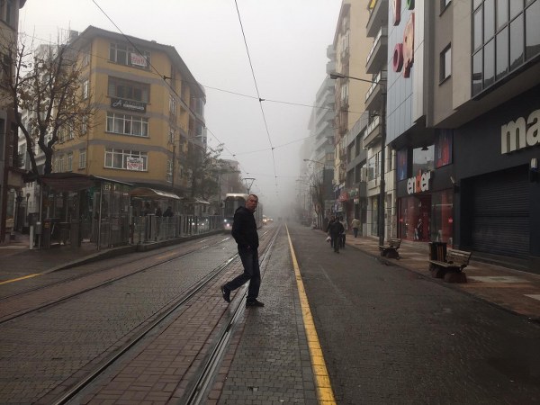 Eskişehir’de sabah saatlerinden itibaren etkisini gösteren yoğun sis görüş mesafesini düşürerek sürücülere zor anlar yaşattı.