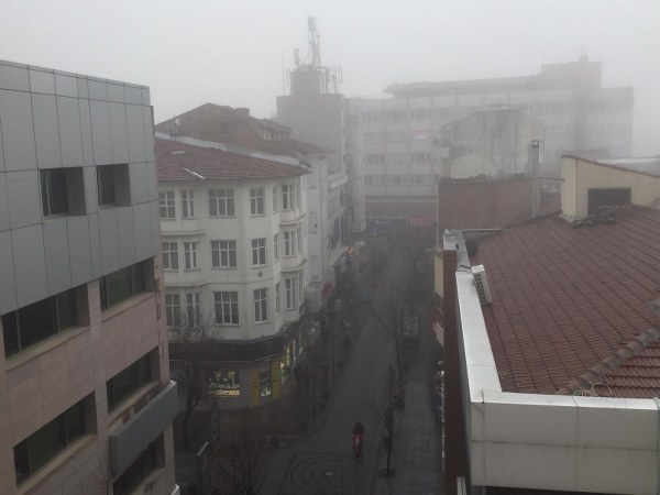 Eskişehir’de sabah saatlerinden itibaren etkisini gösteren yoğun sis görüş mesafesini düşürerek sürücülere zor anlar yaşattı.