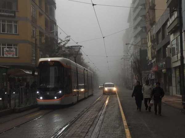 Eskişehir’de sabah saatlerinden itibaren etkisini gösteren yoğun sis görüş mesafesini düşürerek sürücülere zor anlar yaşattı.