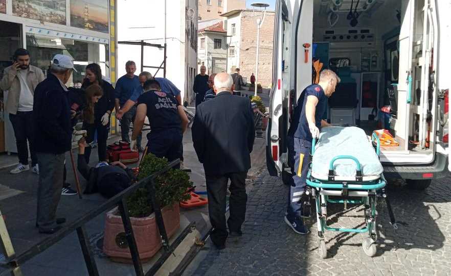 Eskişehir'de yürürken kaldırıma takılarak düşen yaşlı bir adama müdahale için yola çıkan ambulans yoğun trafik sebebiyle olay yerine güçlükle ulaşım sağladı.