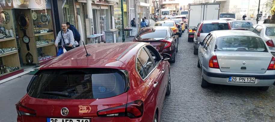 Eskişehir'de yürürken kaldırıma takılarak düşen yaşlı bir adama müdahale için yola çıkan ambulans yoğun trafik sebebiyle olay yerine güçlükle ulaşım sağladı.