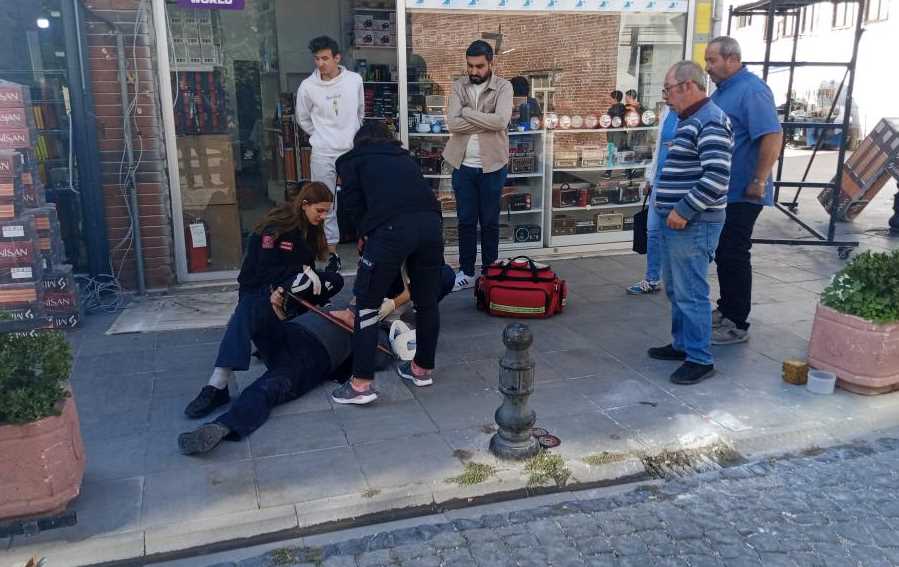 Eskişehir'de yürürken kaldırıma takılarak düşen yaşlı bir adama müdahale için yola çıkan ambulans yoğun trafik sebebiyle olay yerine güçlükle ulaşım sağladı.