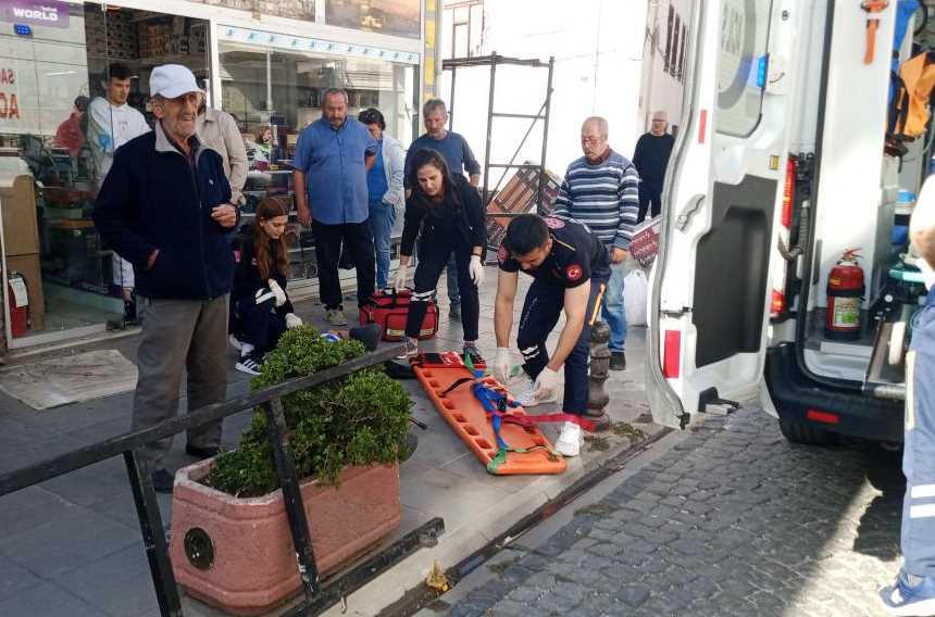 Eskişehir'de yürürken kaldırıma takılarak düşen yaşlı bir adama müdahale için yola çıkan ambulans yoğun trafik sebebiyle olay yerine güçlükle ulaşım sağladı.