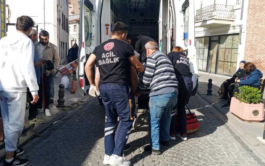 Eskişehir'de yürürken kaldırıma takılarak düşen yaşlı bir adama müdahale için yola çıkan ambulans yoğun trafik sebebiyle olay yerine güçlükle ulaşım sağladı.