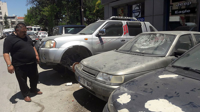 Eskişehir'de Küçük Sanayi Sitesi içerisinde park halinde bulunan 5 otomobile, 2 küçük yaştaki şahıs tarafından zarar verildi. 