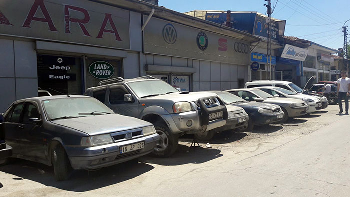 Eskişehir'de Küçük Sanayi Sitesi içerisinde park halinde bulunan 5 otomobile, 2 küçük yaştaki şahıs tarafından zarar verildi. 