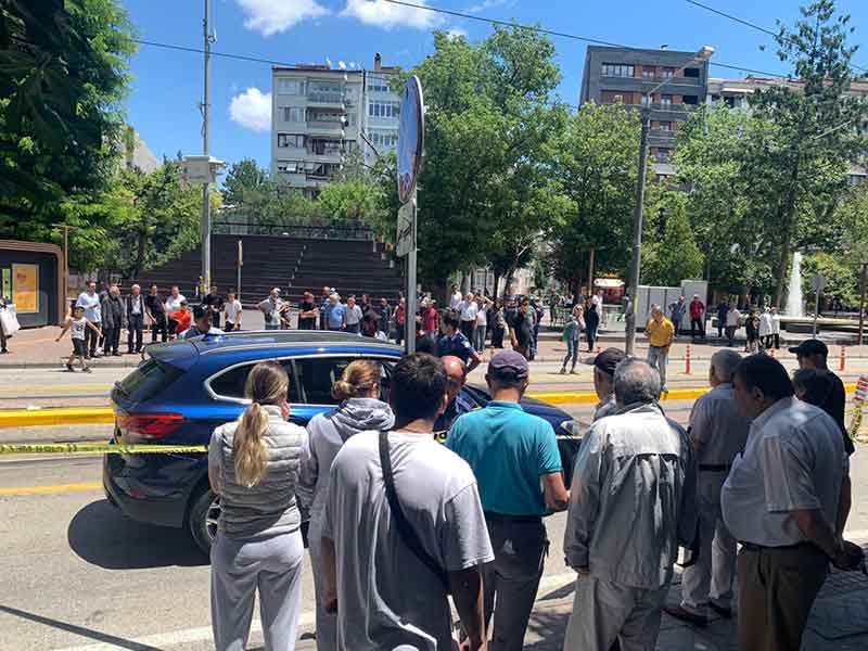 Görgü şahidi Serap Çömertoğlu İşcan, “Olayı olurken görmedim, sesi duydum. Hanımefendinin eski eşinin oğlunun vurduğu söylendi. Ambulans gelmeden önce turnike uyguladılar, ayağından vuruldu.