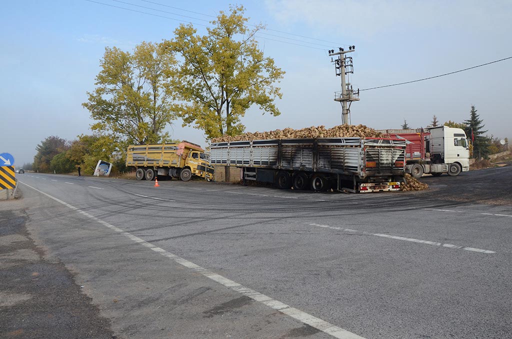 Eskişehir'de kamyon ile uzun yol otobüsünün çarpışması sonucu 15 kişi yaralandı.