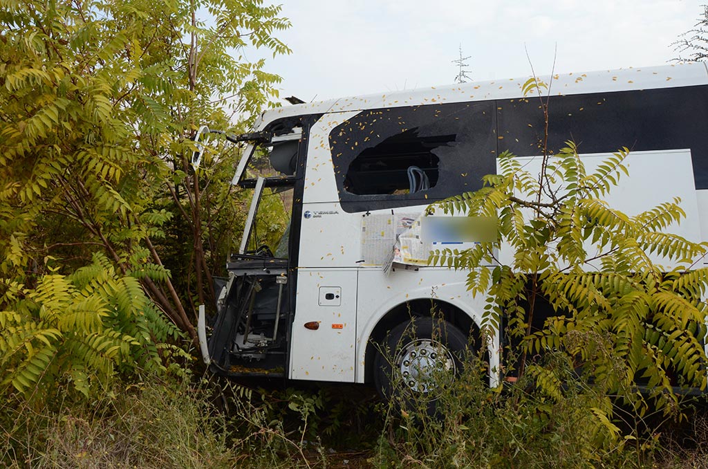 Eskişehir'de kamyon ile uzun yol otobüsünün çarpışması sonucu 15 kişi yaralandı.