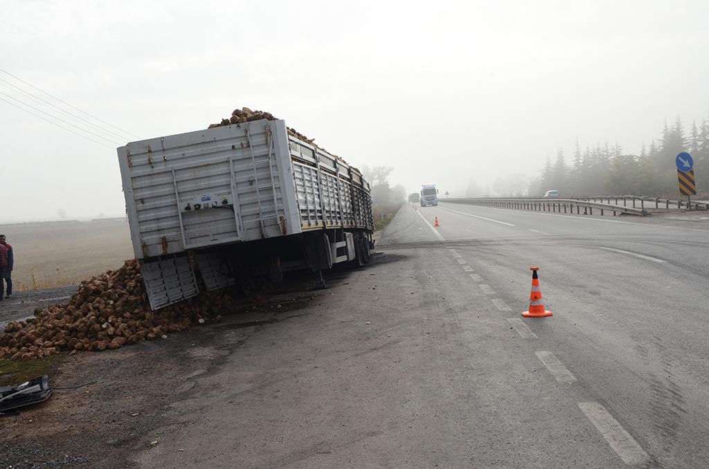 Eskişehir'de kamyon ile uzun yol otobüsünün çarpışması sonucu 15 kişi yaralandı.