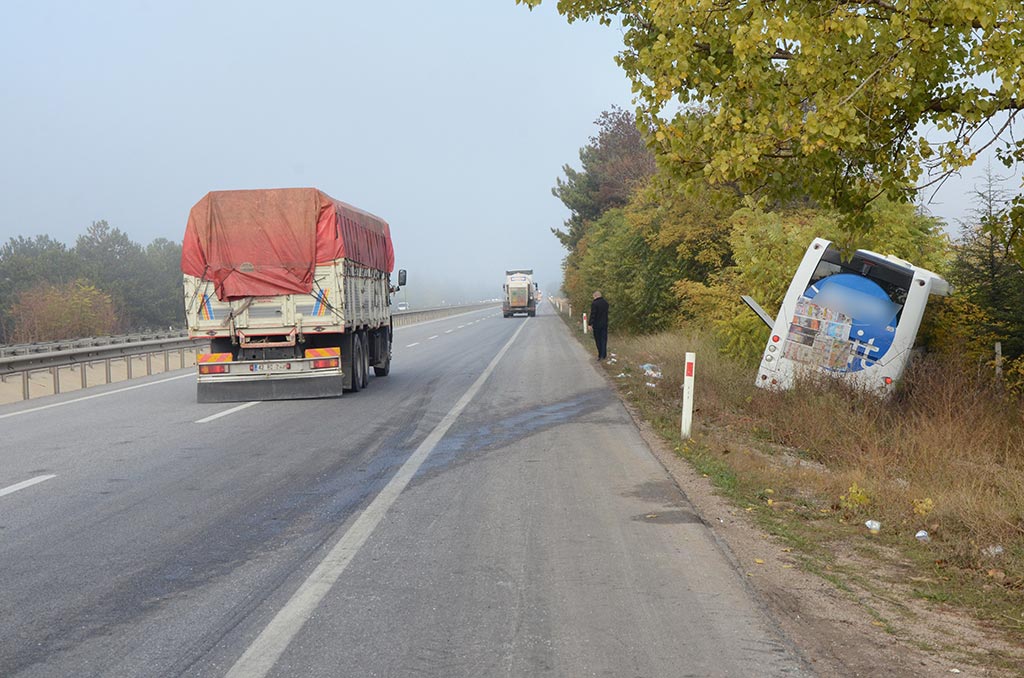 Eskişehir'de kamyon ile uzun yol otobüsünün çarpışması sonucu 15 kişi yaralandı.