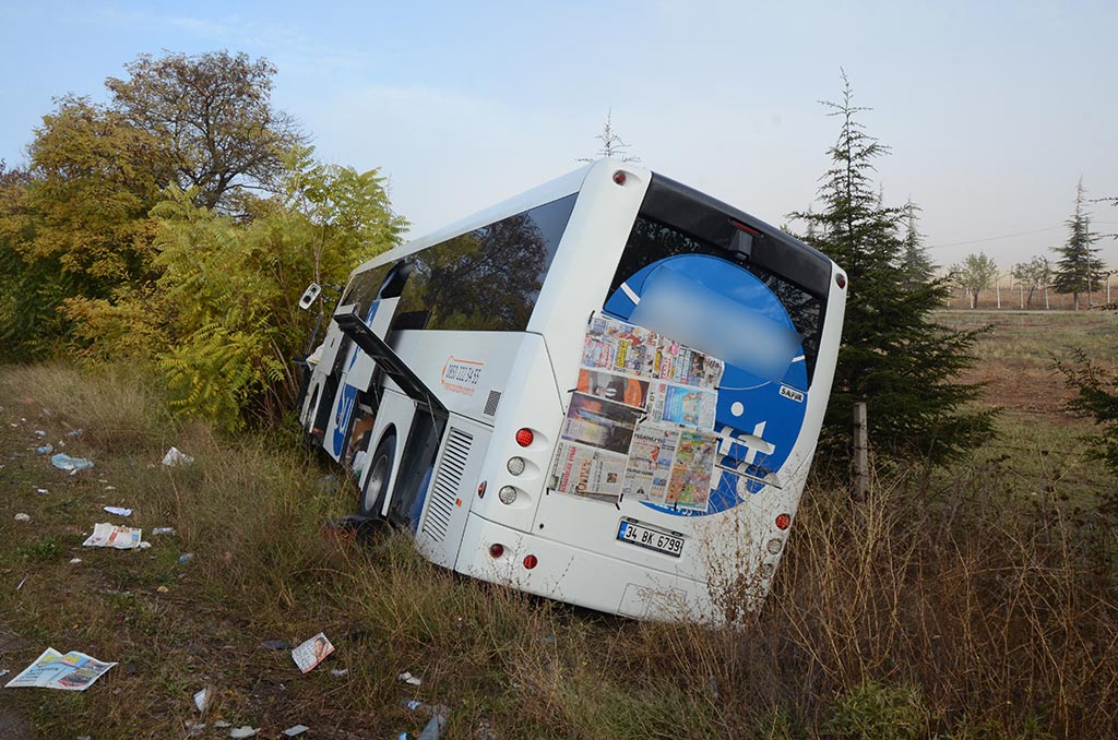 Eskişehir'de kamyon ile uzun yol otobüsünün çarpışması sonucu 15 kişi yaralandı.