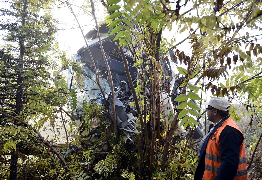 Eskişehir'de kamyon ile uzun yol otobüsünün çarpışması sonucu 15 kişi yaralandı.