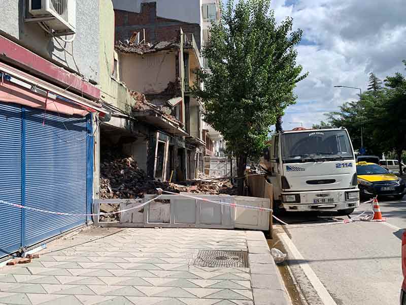 Karşı kaldırıma geçmeyen vatandaşlar, adeta araçların arasından yürüyerek tehlikeye davetiye çıkarıyor.