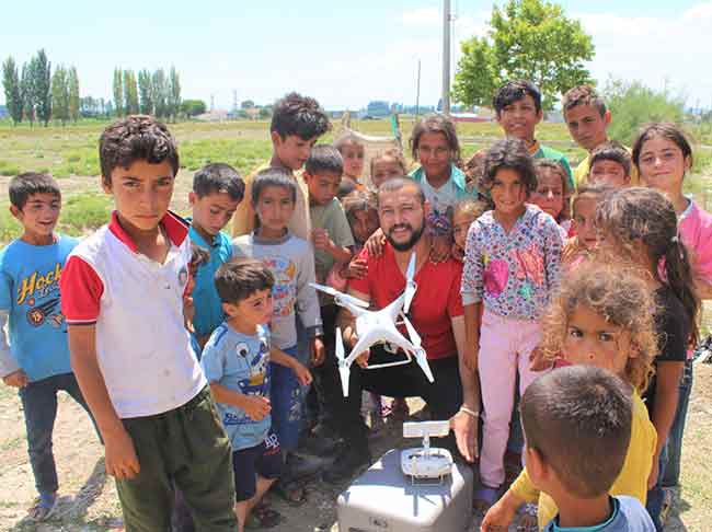 İlk defa drone gören çocuklardan 14 yaşındaki İsmail Demirdağ, “Ben ve arkadaşlarım ilk defa gördük. İlk kez görüyoruz. Drone video ve resim çekiyor. İlk kez gördüğümüz için biraz korktuk” dedi. 