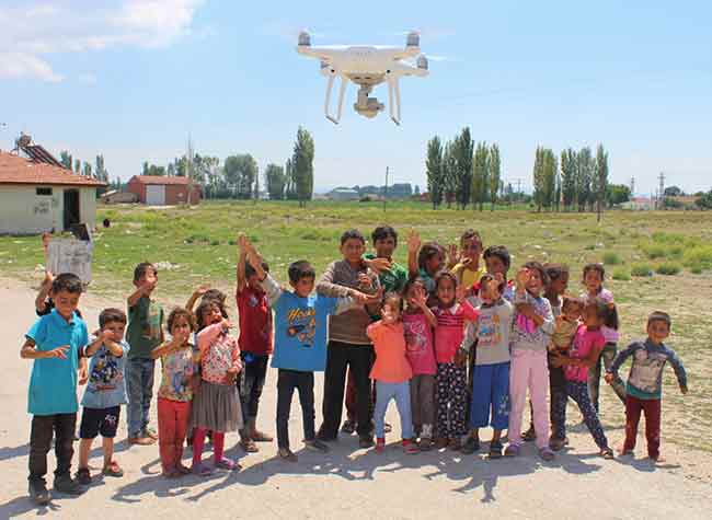 İlk önce korktuklarını belirten 13 yaşındaki Mehmet Demirdağ isimli çocuk ise duygularını şu şekilde dile getirdi: ”İlk önce çadırları gördük. Droneden önce korktuk ama sonra alıştık. Drone uçunca koşmaya başladık.” 