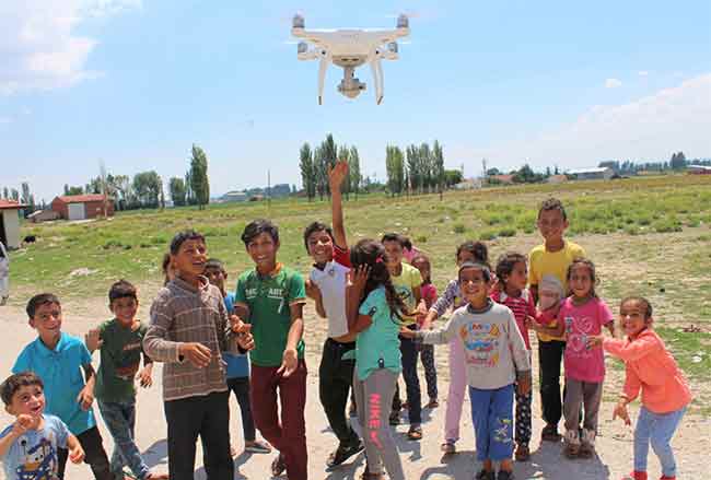 Eskişehir'e Şanlıurfa'dan mevsimlik işçi olarak gelen ailelerin çocuklarının, hayatlarında ilk kez drone görmesiyle yaşadıkları şaşkınlık ve sevinç kameralara yansıdı
