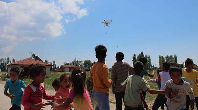 Eskişehir'e Şanlıurfa'dan mevsimlik işçi olarak gelen ailelerin çocuklarının, hayatlarında ilk kez drone görmesiyle yaşadıkları şaşkınlık ve sevinç kameralara yansıdı
