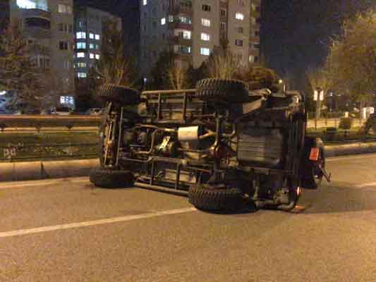 Kaza yerine gelen polis ekipleri, olayla ilgili inceleme başlatırken araç...