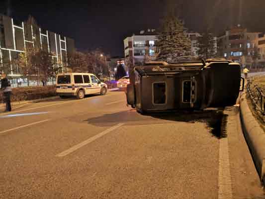 Eskişehir’de sürücünün direksiyon hakimiyetini kaybettiği cip, virajı alamayarak takla attı.