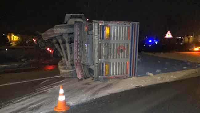 Trafik tırın vinç yardımıyla yoldan kaldırılması ve tuzların temizlenmesinin ardından normale döndü. Kazayla ilgili inceleme başlatıldı.