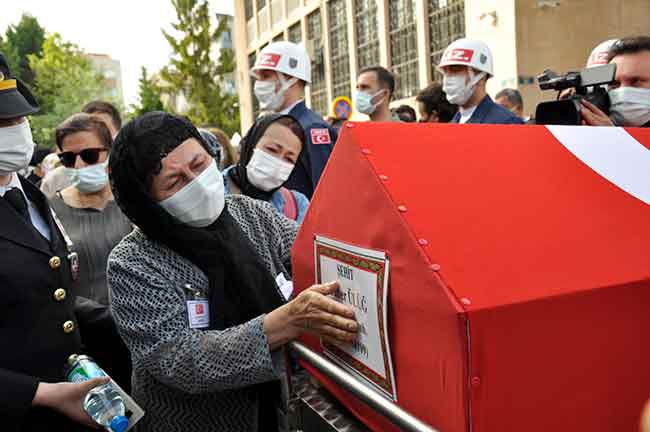 İstanbul Kuzey Deniz Saha Komutanlığı’nda görevi başında geçirdiği kalp krizi sonucu şehit olan Eskişehirli Şehit İkmal Onbaşı Caner Ülüğ, kılınan cenaze namazının ardından son yolculuğuna uğurlandı.