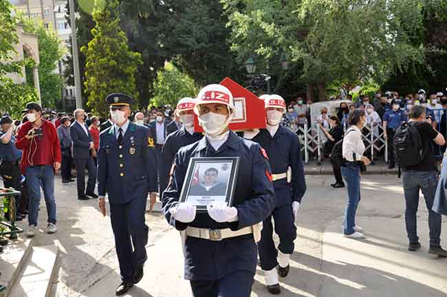 Eskişehir 1. Hava Jet Üs Komutanlığı Havaalanı’nda törenle karşılanan şehidin cenazesi daha sonra Reşadiye Camii’ne getirildi.