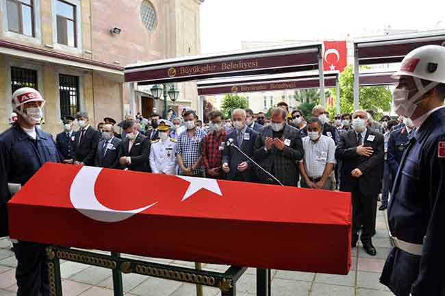 Burada ikindi namazını müteakip kılınan cenaze namazının ardından şehidin naaşı, Eskişehir Hava Şehitliği’ne defnedildi.