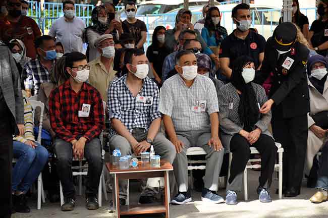 İstanbul Kuzey Deniz Saha Komutanlığı’nda görevi başında geçirdiği kalp krizi sonucu şehit olan Eskişehirli Şehit İkmal Onbaşı Caner Ülüğ, kılınan cenaze namazının ardından son yolculuğuna uğurlandı.