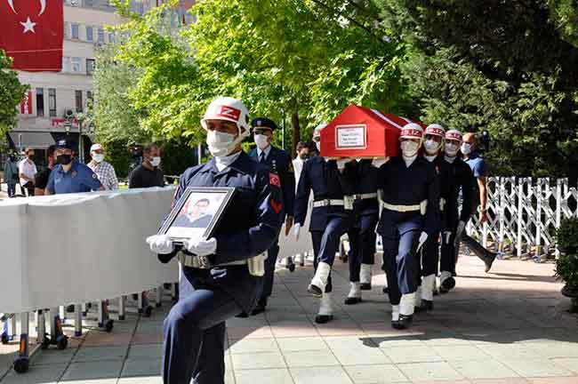 İstanbul Kuzey Deniz Saha Komutanlığı’nda görevi başında geçirdiği kalp krizi sonucu şehit olan Eskişehirli Şehit İkmal Onbaşı Caner Ülüğ, kılınan cenaze namazının ardından son yolculuğuna uğurlandı.