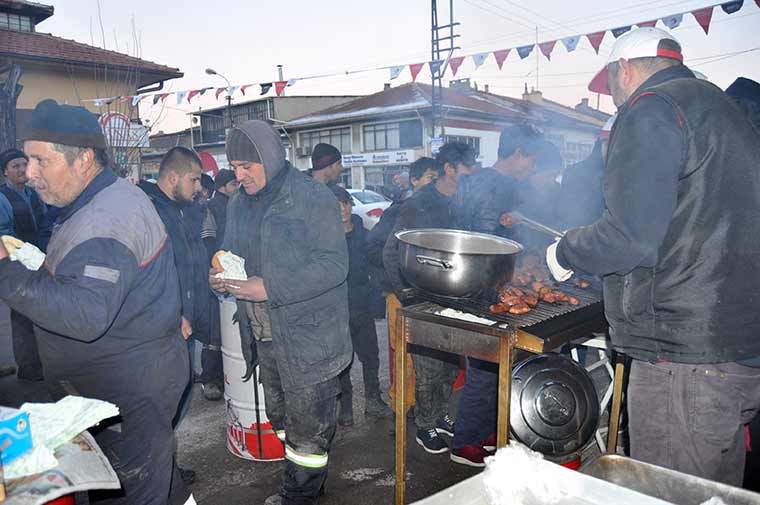 Eskişehir’de bir esnaf, birlik ve beraberlik adına yüzlerce meslektaşına sucuk ekmek ikramında bulundu. 