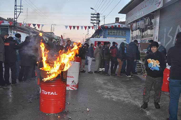 Eskişehir’de bir esnaf, birlik ve beraberlik adına yüzlerce meslektaşına sucuk ekmek ikramında bulundu. 