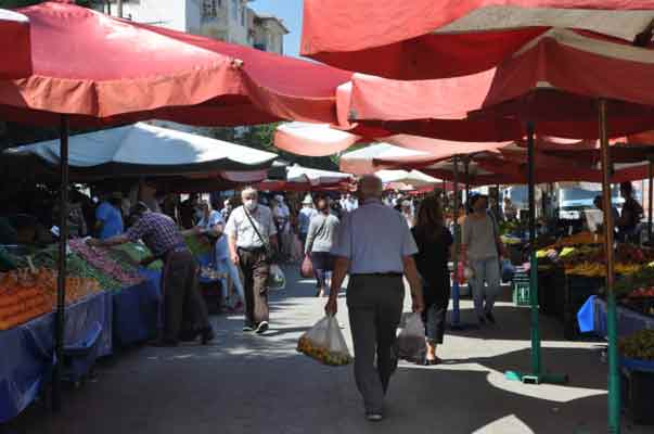 ...Kış mevsiminde domates 8-10 lira oluyor. O zaman biz de zorlanıyoruz” ifadelerini kullandı.