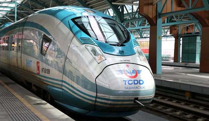 Konya - Eskişehir bilet fiyatı 290 TL'den 390 TL’ye liraya yükselmiş oldu. TCDD, hızlı tren fiyatlarına 2022 yılında 5 kez, 2023 yılında ise 3 kez zam yapmıştı.