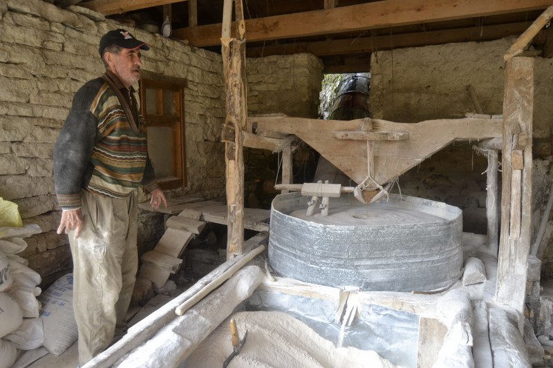 Ben bunu 1 tane değil, 3-4 tane daha koyarım buraya. Ama ne yazık ki hiç duyan yok, yapan yok. Dışarıda yapılan unlar, fabrika unu yüzde 40-45, 100 kiloda 45 kilo kepek, 50 kilo kepek atıyor; 50 kilo un veriyor. Sağlık açısından sıkıntılı olduğu gibi sakız, buğdayın sakızını yiyorsunuz. Fabrikalarda mesela bazı üreticiler var. Adam ekmek yapıyor, fabrikadan çıkan kepeği unun içine karıştırıyor, kepekli un diyor. Ama sağlığını daha da bozuyor senin. Böyle bir ekmeği ben tercih etmiyorum. Bir elektrikli değirmen yapmış adam, kepekli un diyor. Yarısı un, yarısı kepek. Ama bunu görmez. 