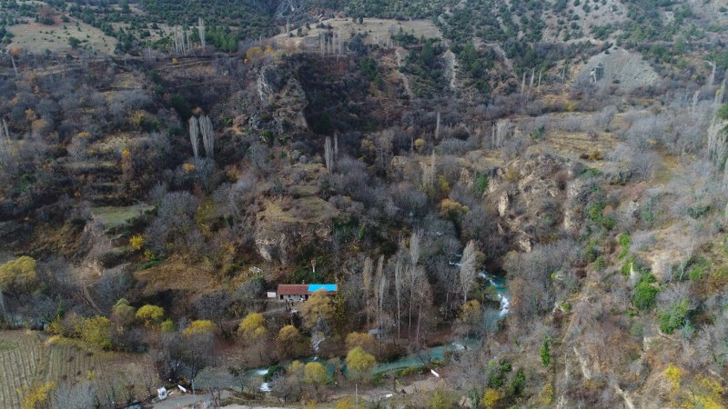 Eskişehir'de yarım asırdan daha uzun süredir değirmencilik yapan ve tek başına çalışan Bahattin Coşkun, atalarından gelen ve kaybolmaya yüz tutmuş bu mesleği yaşatmaya çalışıyor. 