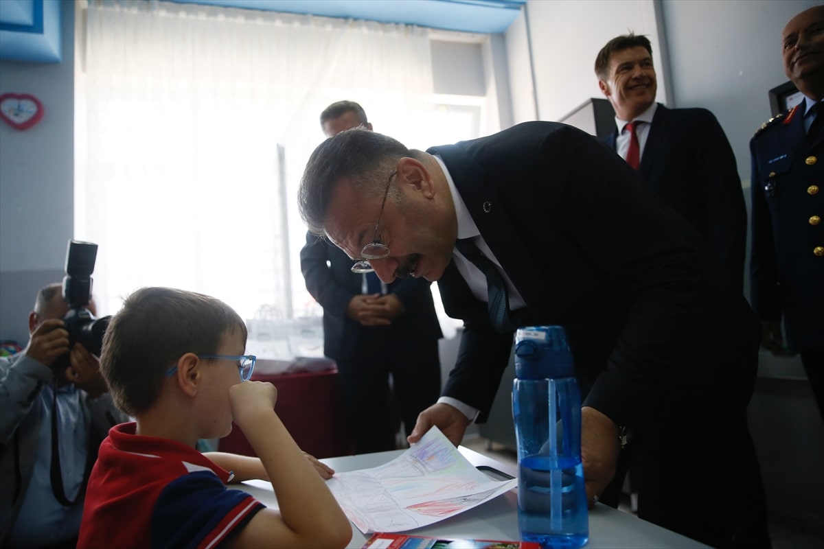 Törene, Eskişehir Valisi Hüseyin Aksoy, Muharip Hava Kuvveti Komutanı ve Garnizon Komutanı Hava Orgeneral İsmail Güneykaya, Cumhuriyet Başsavcısı Ali Yeldan, İl Jandarma Komutan Vekili Albay Metin Ünlü, İl Emniyet Müdürü Yaman Ağırlar, İl Milli Eğitim Müdürü Sinan Aydın ile diğer ilgililer, veliler ve öğrenciler katıldı.