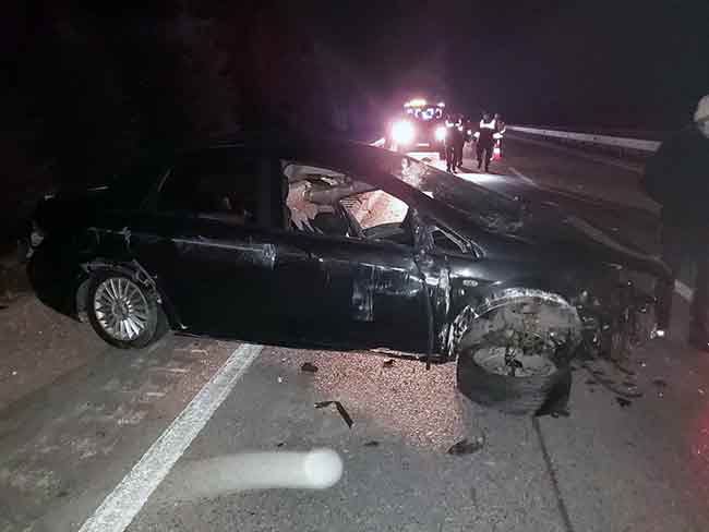 Cumhuriyet savcısı, olay yeri inceleme ekipleri ve bölge trafik ekipleri olay yerinde inceleme yaparken, kaza hakkındaki soruşturma devam ediyor.