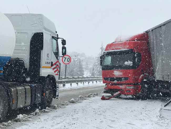 Kısa sürede olay yerine gelen 26 AAR 667 plakalı çekici de burada incelemede bulundu