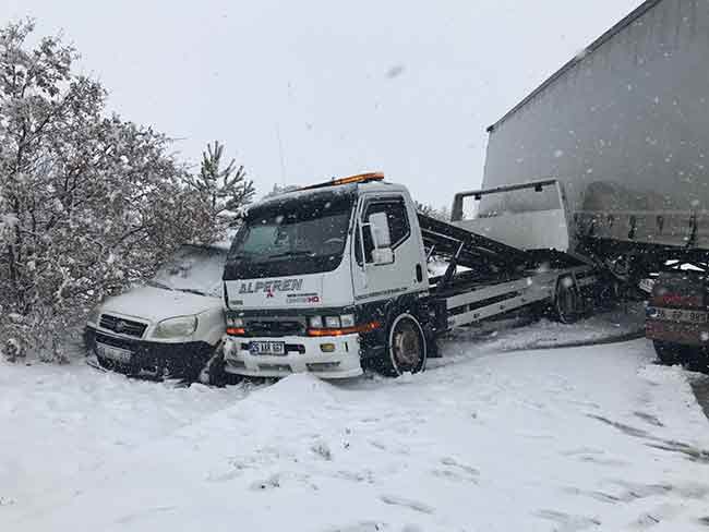 Bu esnada tırın kaydığını gören çekici ve hafif ticari aracın sürücüleri, kendilerini ağaçlık alana atarak kazadan kıl payı kurtuldu.