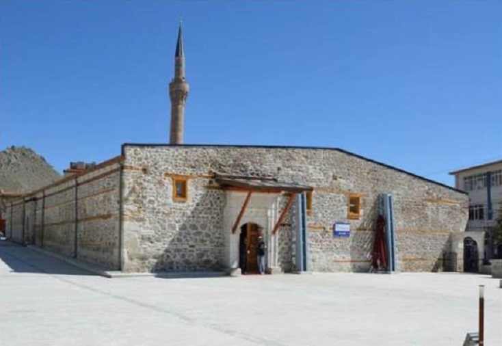 Anadolu'nun en büyük ahşap direkli camilerinden olan, Sivrihisar Belediyesinin yaptığı başvuru sonrası 2016'da UNESCO Dünya Mirası Geçici Listesine eklenen Ulu Cami, 786 yıldır ihtişamını kaybetmeden ayakta duruyor.