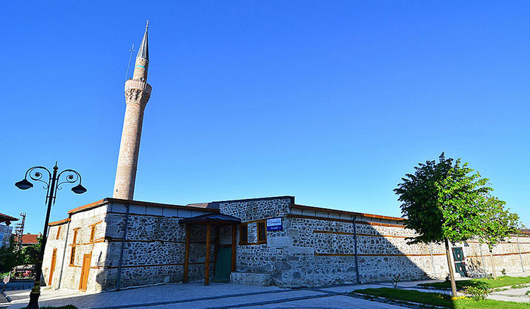 Anadolu'nun en büyük ahşap direkli camilerinden olan, Sivrihisar Belediyesinin yaptığı başvuru sonrası 2016'da UNESCO Dünya Mirası Geçici Listesine eklenen Ulu Cami, 786 yıldır ihtişamını kaybetmeden ayakta duruyor.