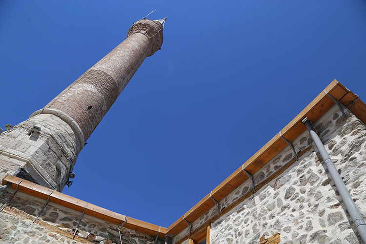 Anadolu'nun en büyük ahşap direkli camilerinden olan, Sivrihisar Belediyesinin yaptığı başvuru sonrası 2016'da UNESCO Dünya Mirası Geçici Listesine eklenen Ulu Cami, 786 yıldır ihtişamını kaybetmeden ayakta duruyor.